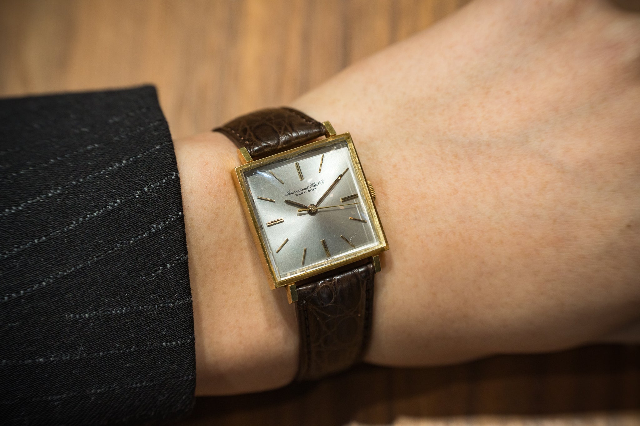 IWC スクエア R1313 18KYG金無垢 手巻き Cal.401 1960年代製 – 黒船